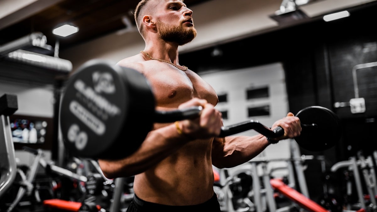 Bodybuilder and online coach @Crowtersix working out at a gym!

Instagram: @VisualsByRoyalZ